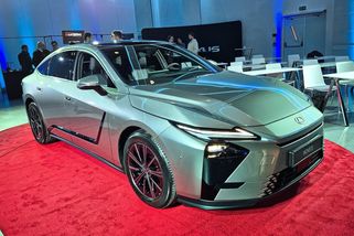 Co takhle vyměnit Superb za něco luxusnějšího? Nový Lexus ES právě přichází na český trh s akční cenou - Garáž.cz